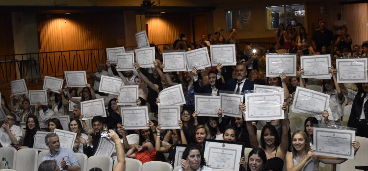 Segunda colación de grados 2024 Egresades mostrando sus títulos.
